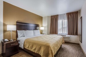 Desk, laptop workspace, blackout curtains, iron/ironing board - Quality Inn & Suites Meridian - West Boise (Meridian)