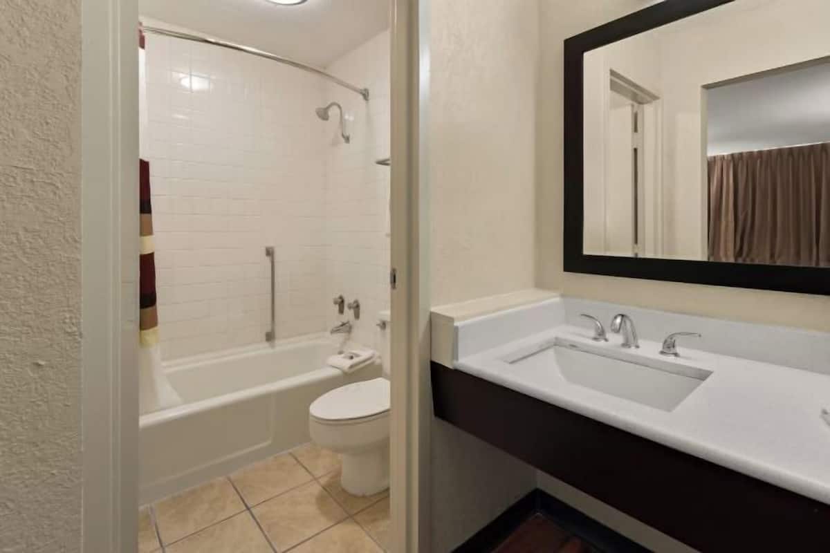 Combined shower/tub, free toiletries, hair dryer, towels