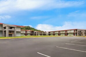 Un motel doté d’une cour intérieure, de plusieurs étages et d’un toit rouge.