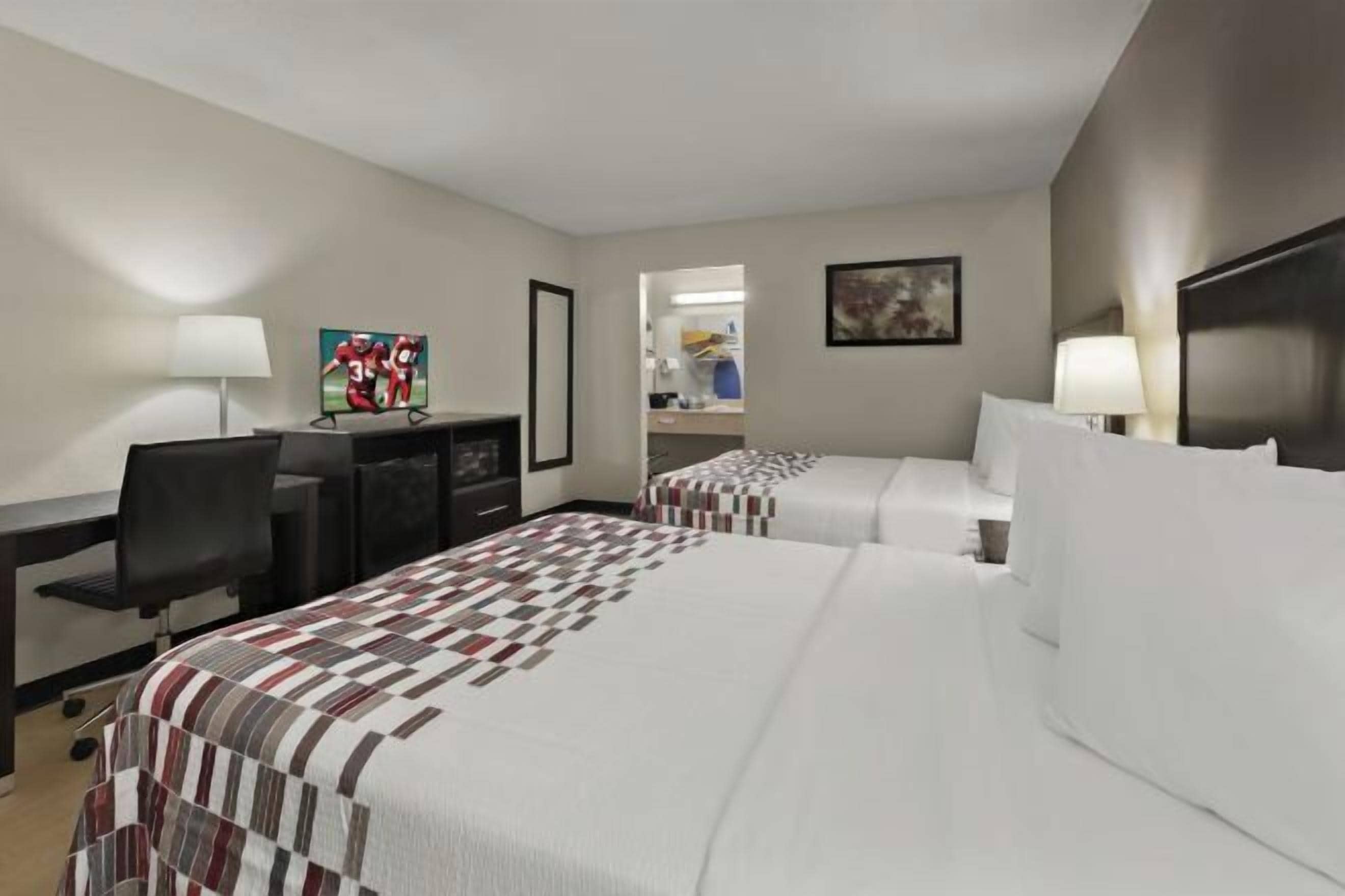 Escritorio, espacio para trabajar con laptop y cunas gratuitas 