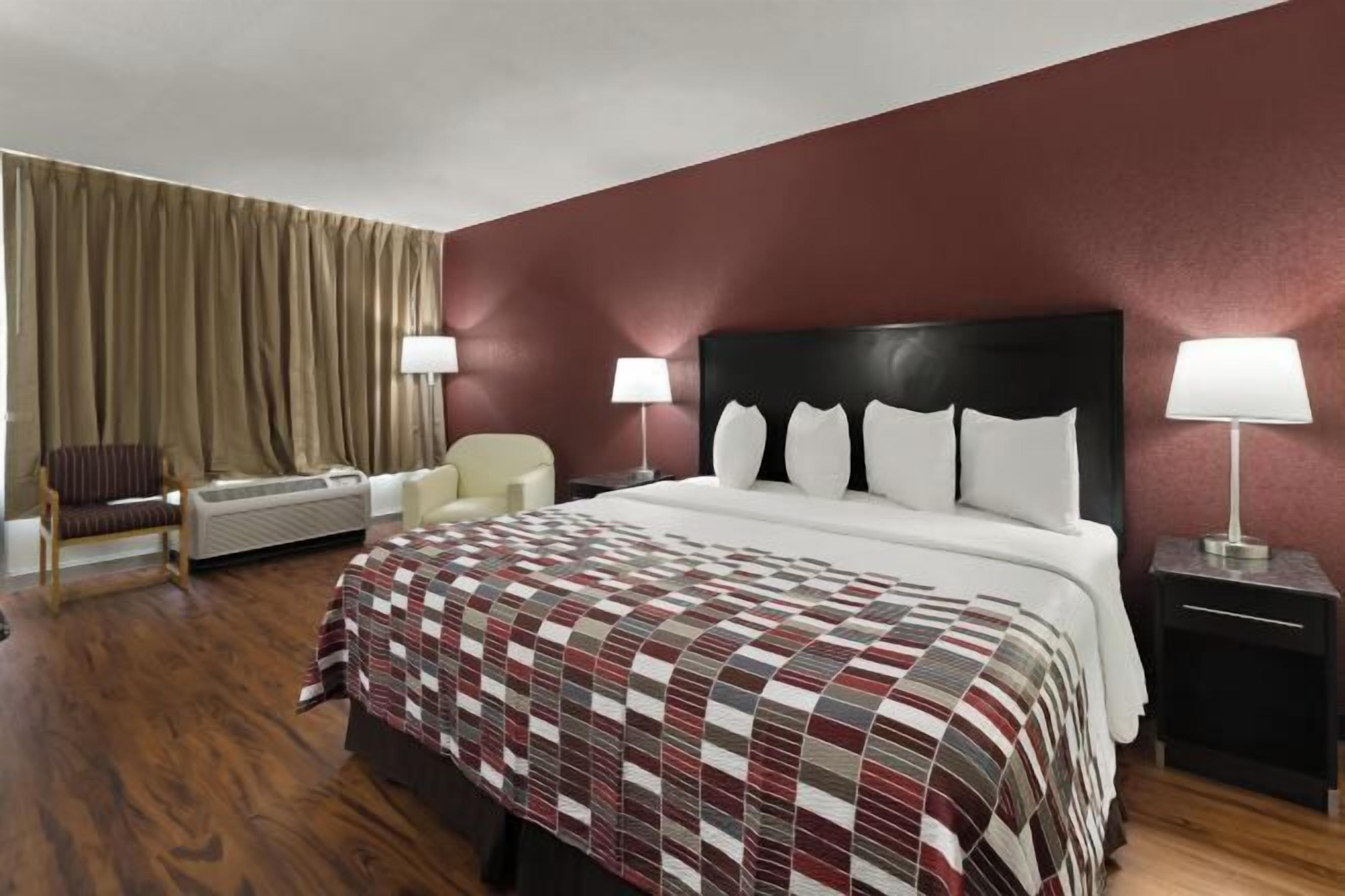 Escritorio, espacio para trabajar con laptop y cunas gratuitas 