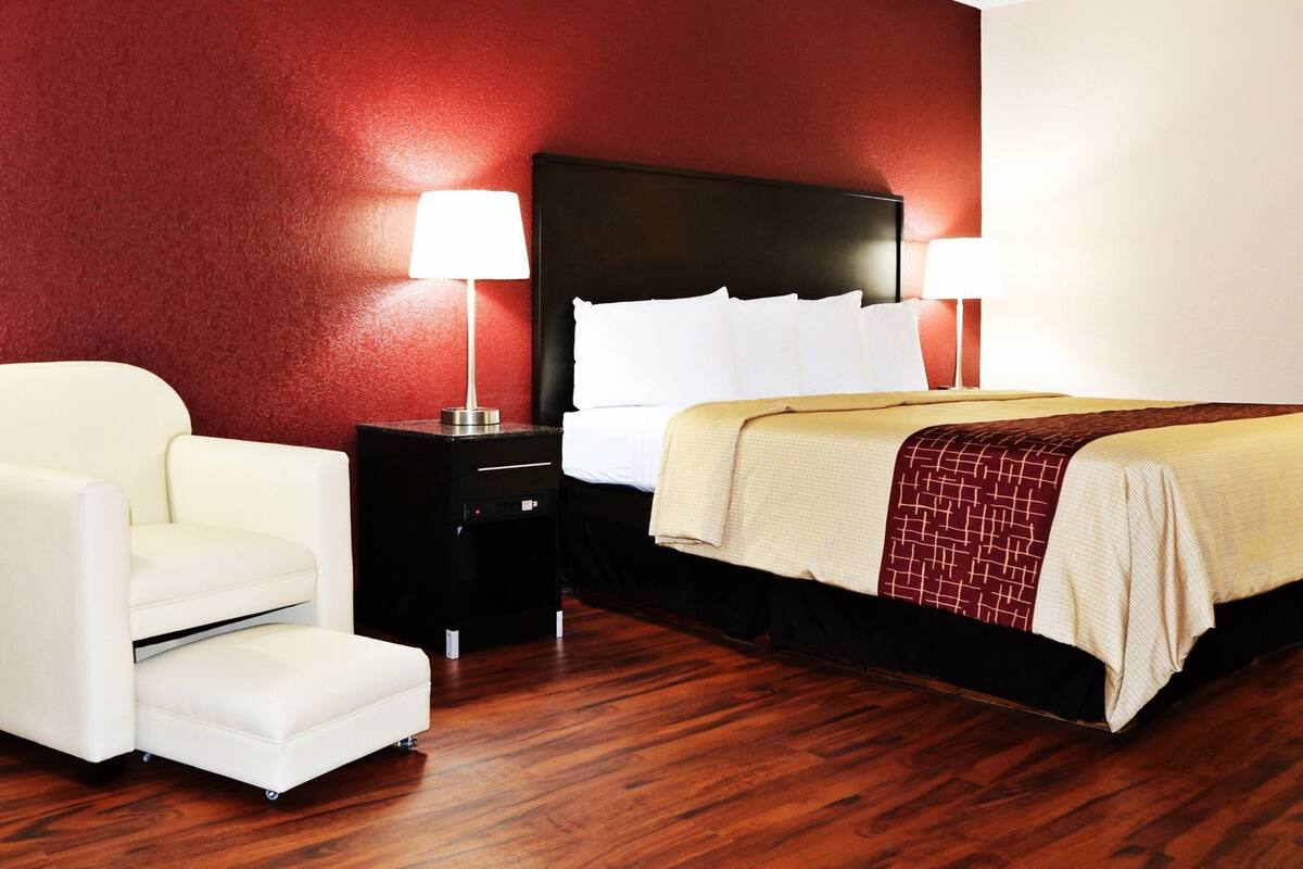 Desk, laptop workspace, free cots/infant beds, free WiFi