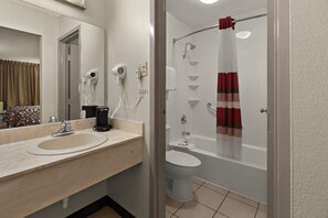 Combined shower/tub, free toiletries, hair dryer, towels