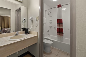 Superior-Zimmer, 1 King-Bett, Nichtraucher (Second Floor) | Badezimmer | Duschwanne, kostenlose Toilettenartikel, Haartrockner, Handtücher