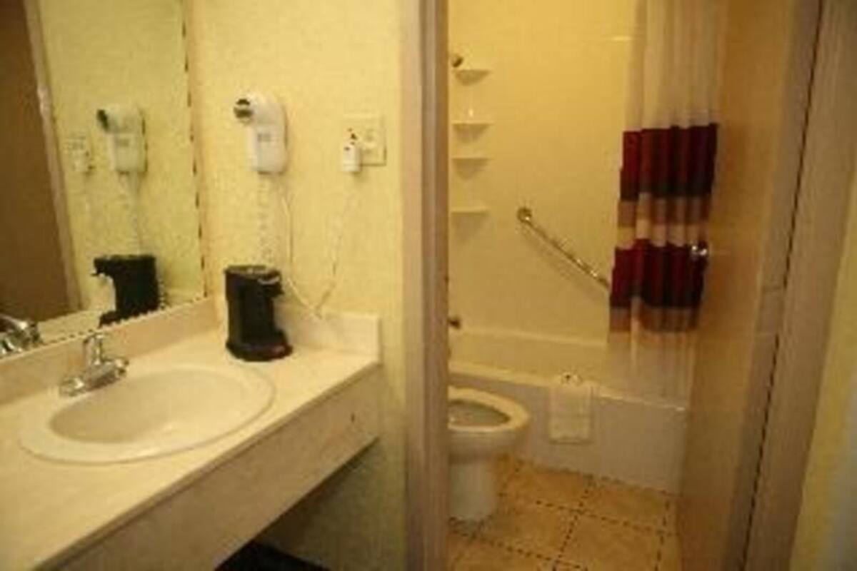 Bathroom | Combined shower/bathtub, free toiletries, hair dryer, towels