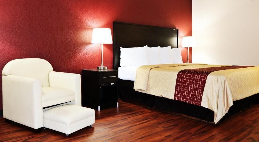 Desk, laptop workspace, free cots/infant beds, free WiFi