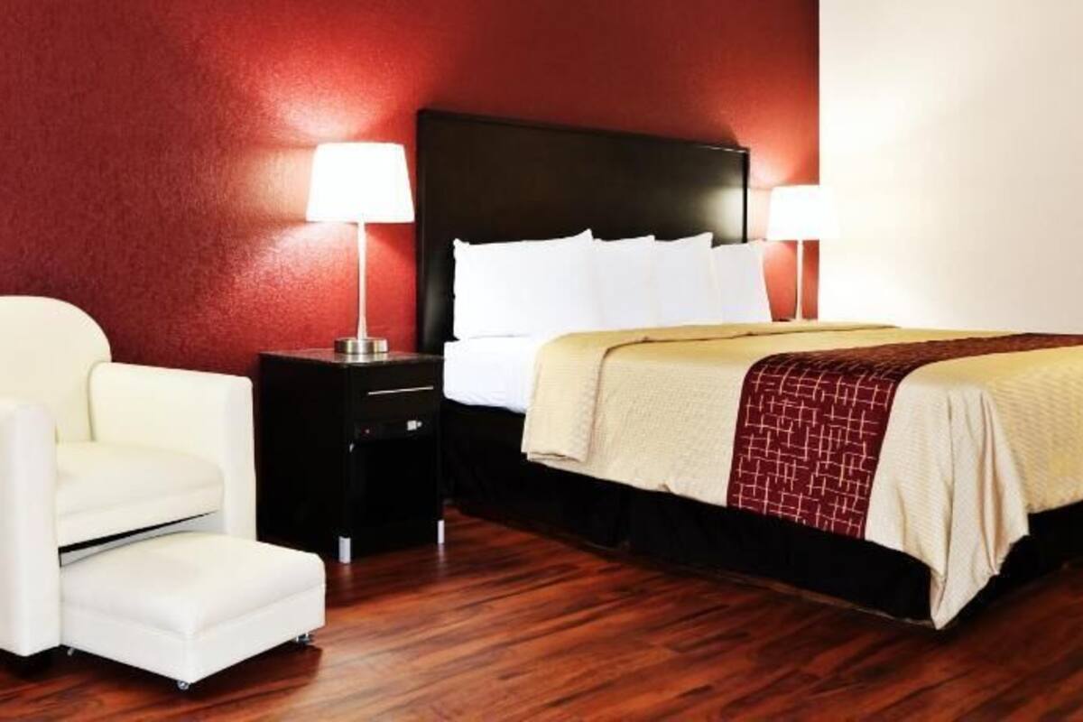 Desk, laptop workspace, free cots/infant beds, free WiFi