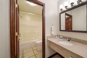 Habitación estándar, 1 cama de matrimonio grande, no fumadores | Baño | Ducha y bañera combinadas y bañera profunda