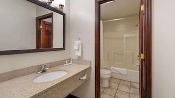 Habitación estándar, 2 camas Queen size, para no fumadores | Baño | Tina con regadera, tina profunda, regadera con hidromasaje