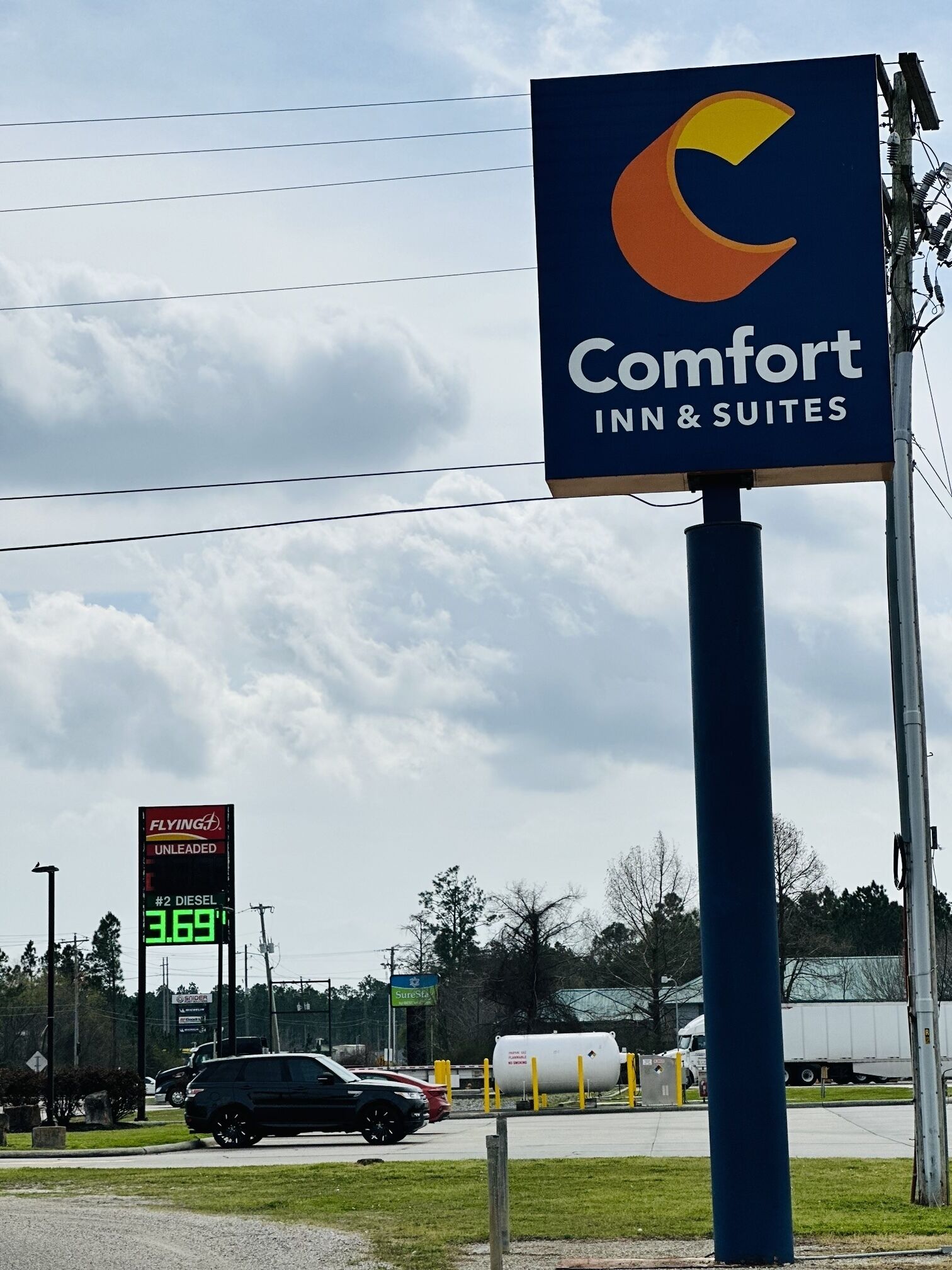 Señal de Comfort Inn & Suites con un logotipo grande en forma de C.