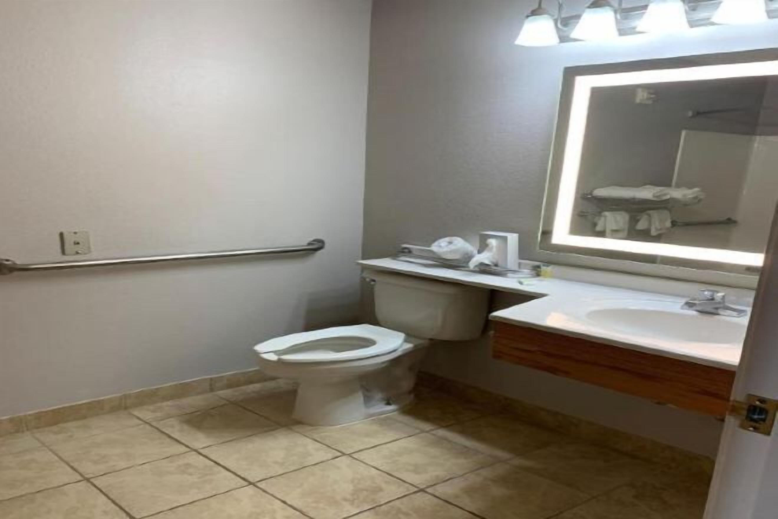 Bathroom | Combined shower/tub, hair dryer, towels