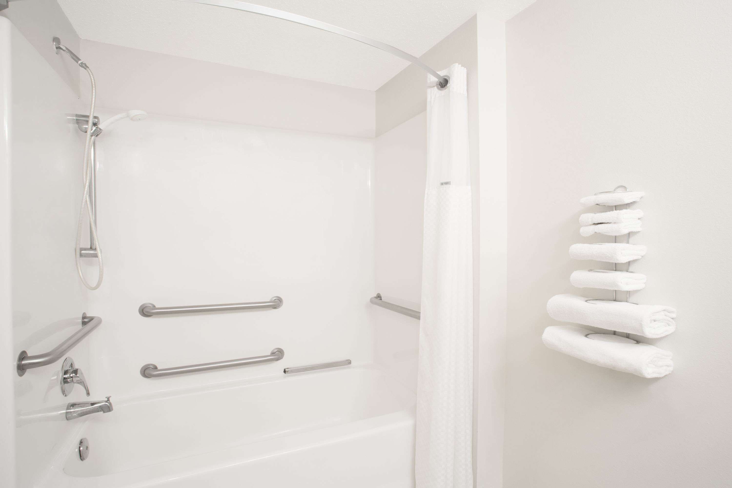 Business Room, Multiple Beds, Accessible, Non Smoking (Mobility, Bathtub w/ Grab Bars) | Bathroom | Combined shower/tub, hair dryer, towels