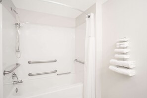 Business Room, Multiple Beds, Accessible, Non Smoking (Mobility, Bathtub w/ Grab Bars) | Bathroom | Combined shower/tub, hair dryer, towels - Days Inn by Wyndham Custer (Custer)