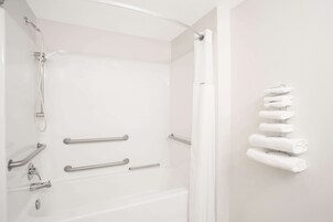 Bañera con ducha, secador de pelo, toallas