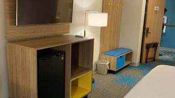 أسرّة بطبقة علوية مريحة ومكتب ومكواة/لوح كي وأسرّة أطفال/رضّع (مجانًا)