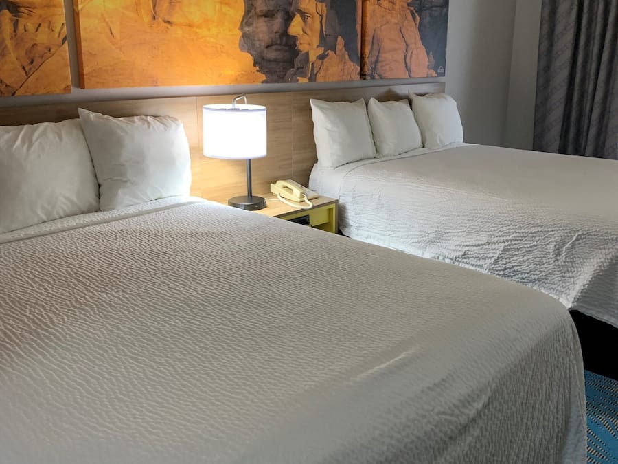 Pillowtop-Betten, Schreibtisch, Bügeleisen/Bügelbrett