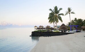On the beach, white sand, beach towels, snorkeling - Coconuts Beach Club Resort & Spa (Maninoa)