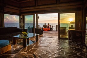 Bungalow, sur l'eau (Fale) | Minibar, coffres-forts dans les chambres, fer et planche à repasser