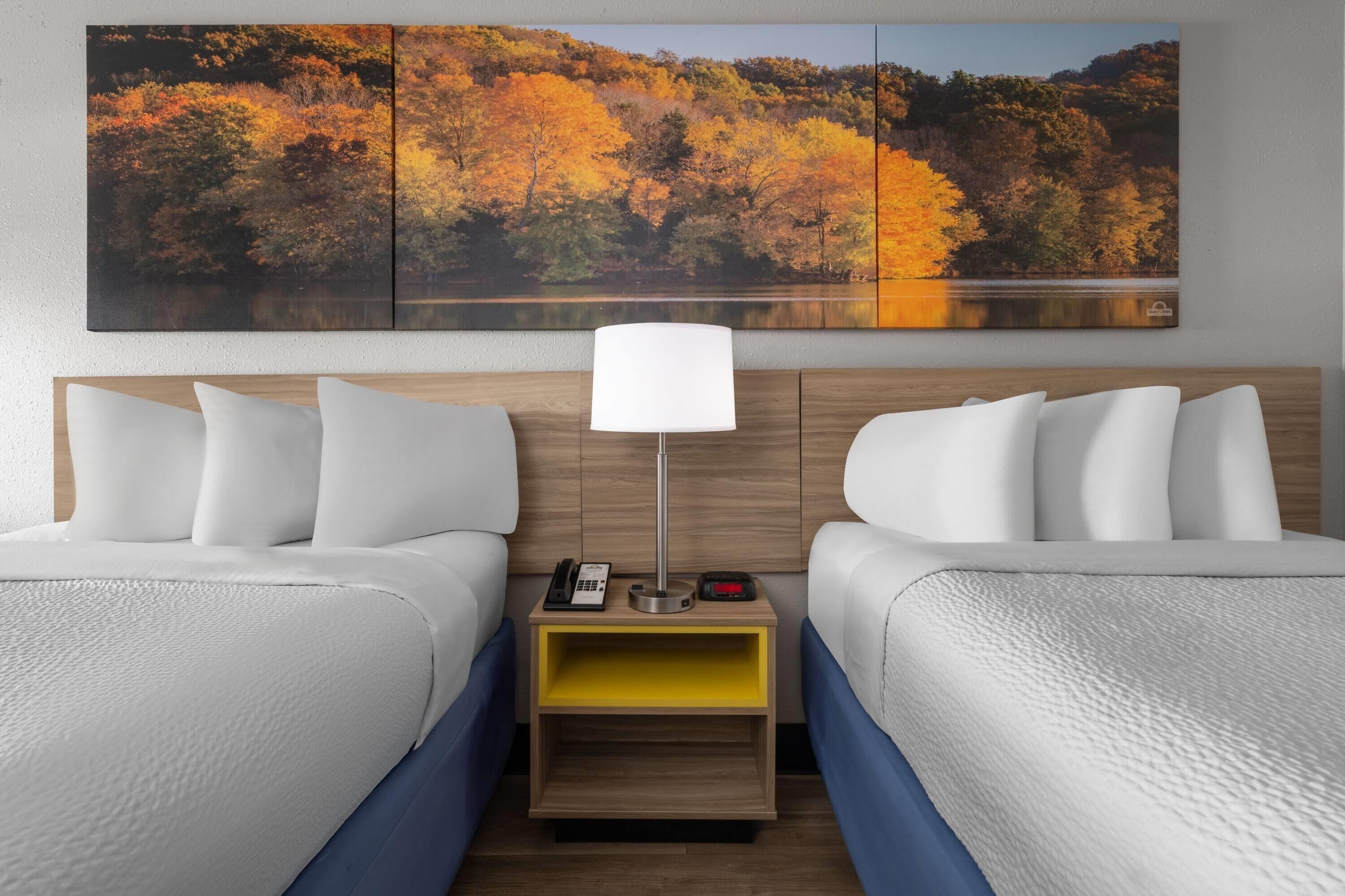 Escritorio, tabla de planchar con plancha, cunas gratuitas