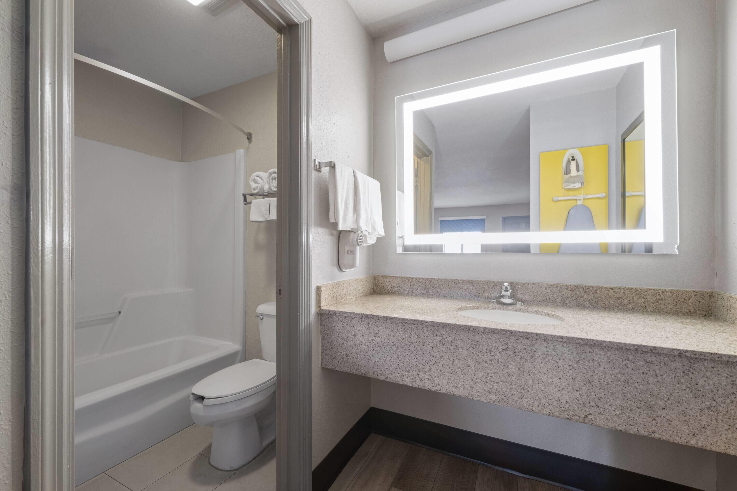 Combined shower/tub, hair dryer, towels