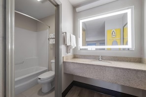 Combined shower/bathtub, hair dryer, towels - Days Inn by Wyndham Alma (Alma)