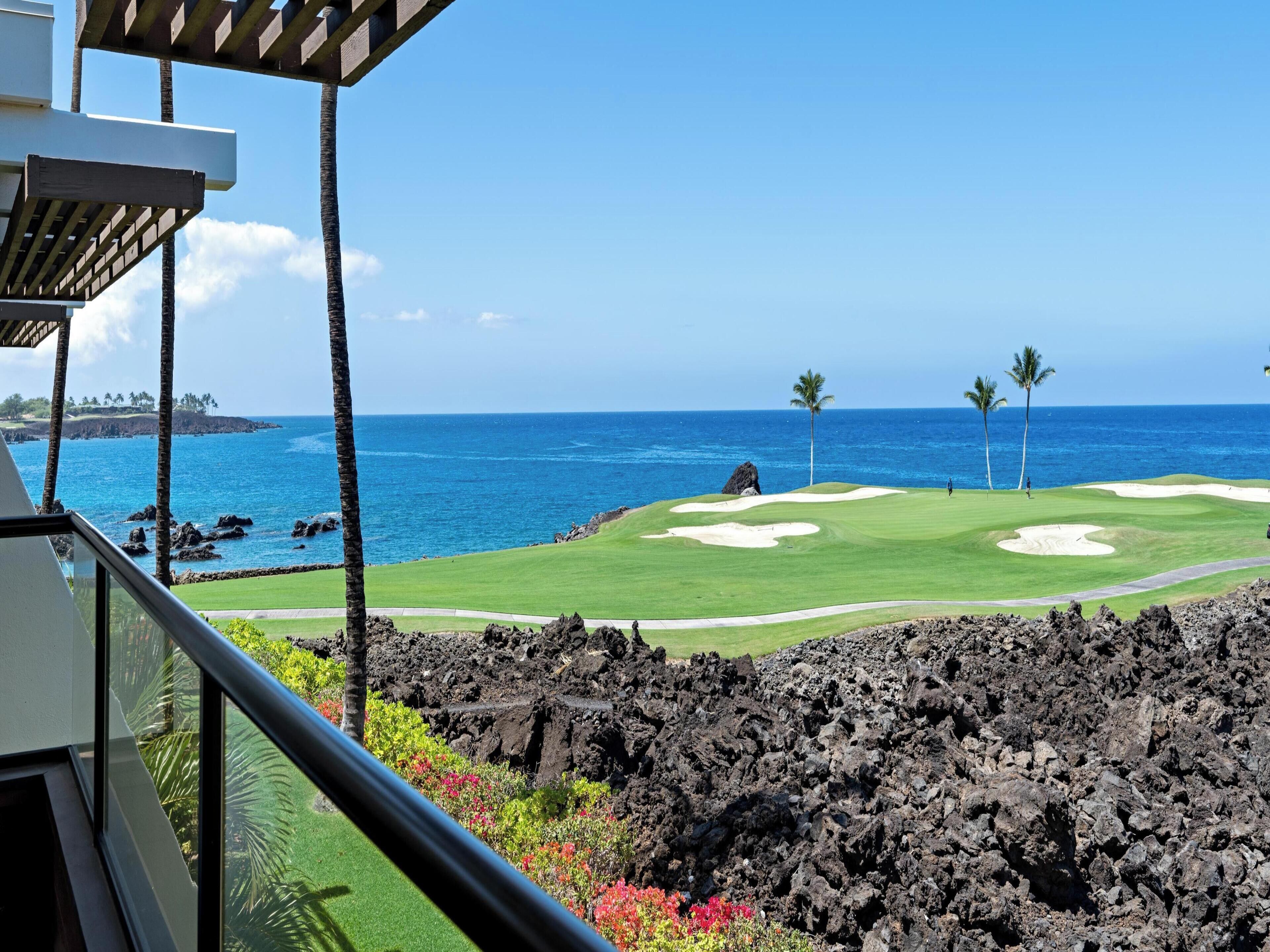 Un campo da golf con vista sull'oceano e un paesaggio roccioso.