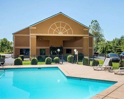 Econo Lodge Inn & Suites