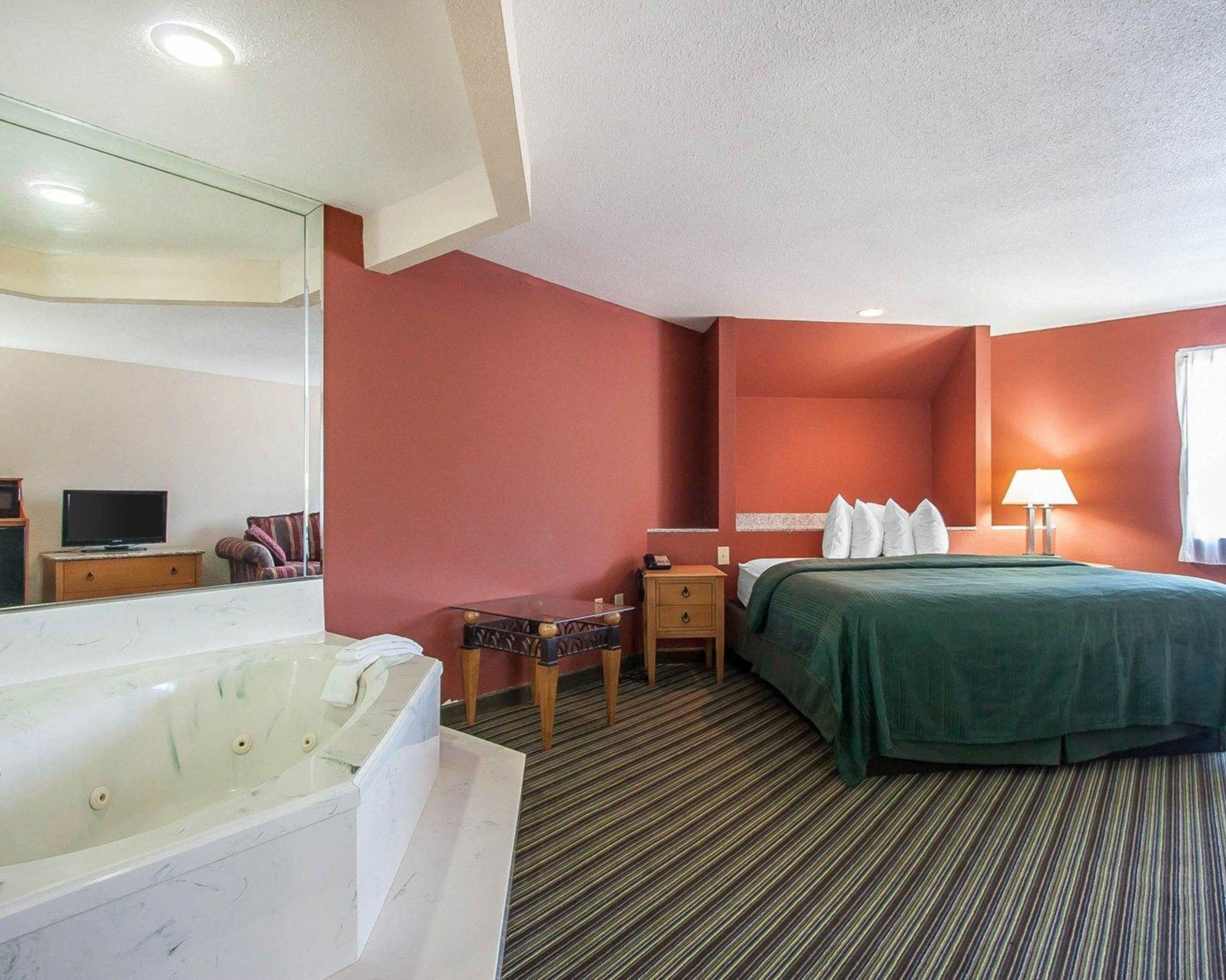 Quality Inn And Suites Centerv