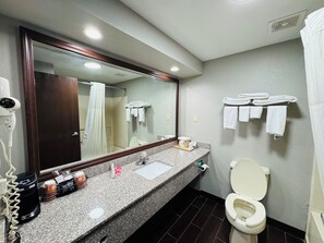 Habitación estándar, 1 cama de matrimonio grande, no fumadores | Baño | Ducha y bañera combinadas y artículos de higiene personal gratuitos