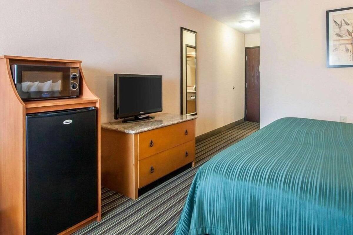 Desk, blackout drapes, iron/ironing board, free WiFi