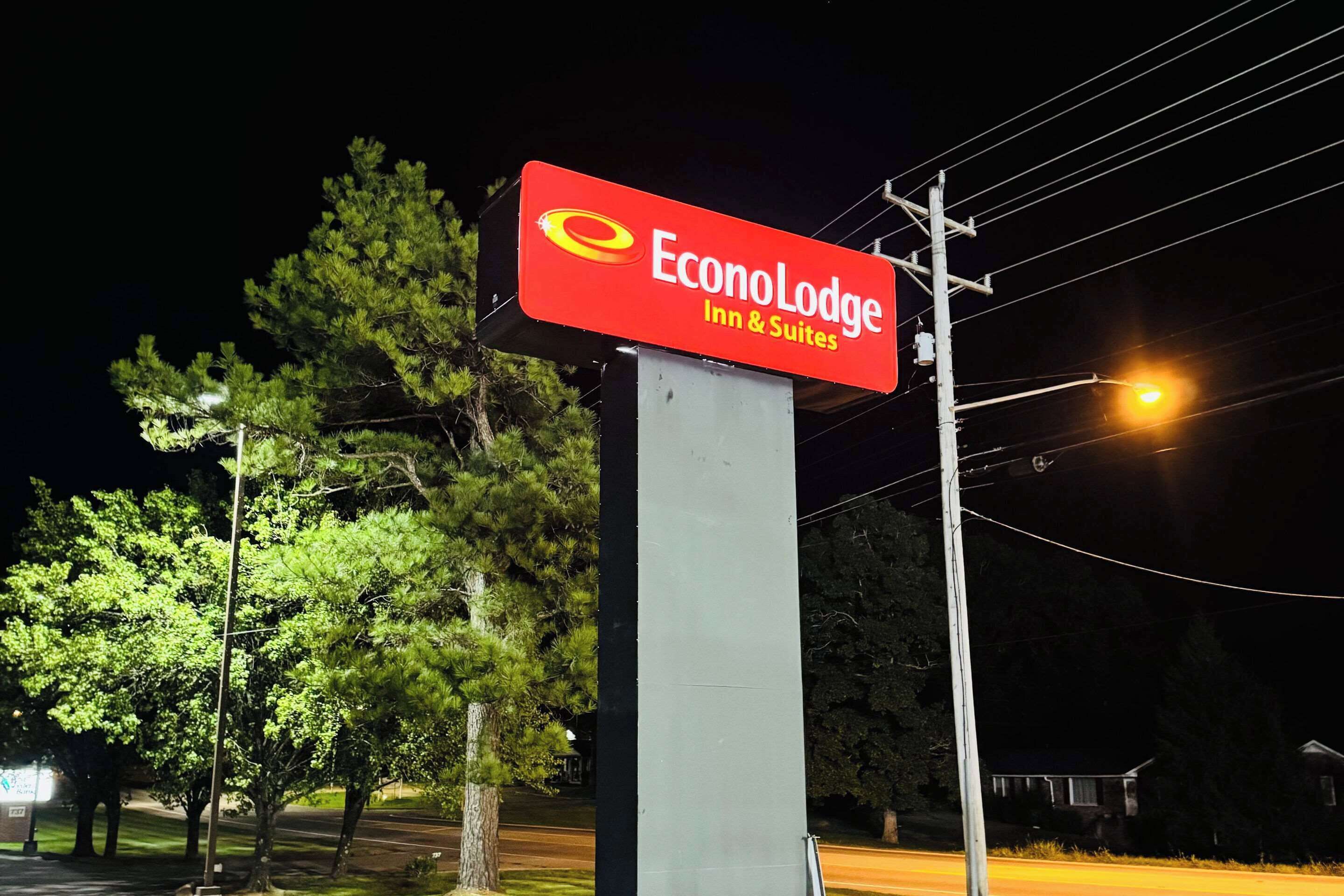 A sign for EconoLodge Inn & Suites.