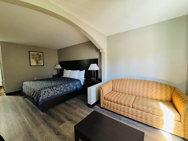 Standard Room, 1 King Bed, Non Smoking | Desk, blackout drapes, iron/ironing board, free WiFi - Econo Lodge Inn & Suites Centerville (Centerville)