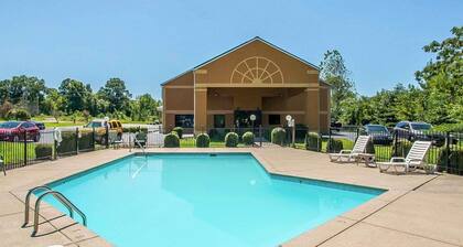 Econo Lodge Inn & Suites