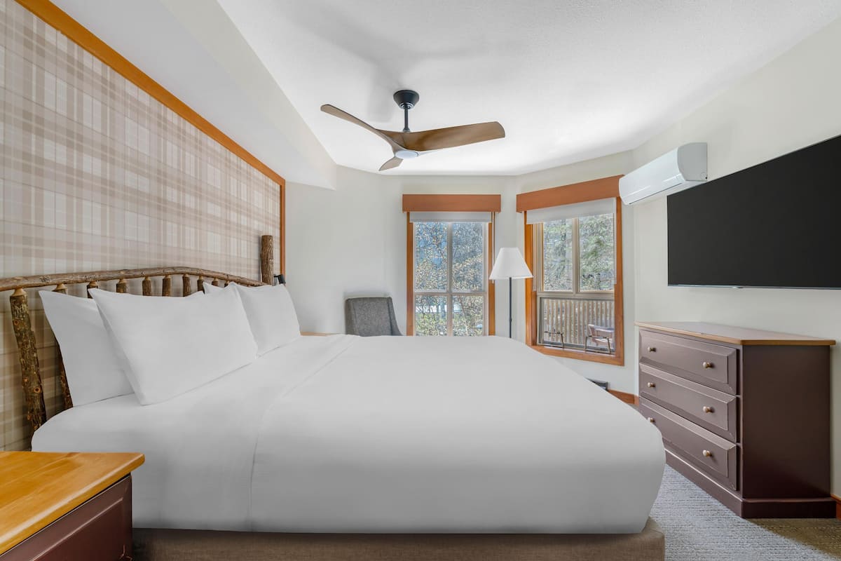In-room safe, iron/ironing board, WiFi (free), bed sheets