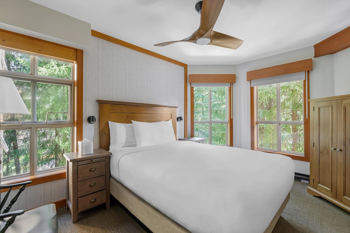 3 Bedroom 1 King 1 Queen 2 Twins Suite | In-room safe, iron/ironing board, WiFi (free), bed sheets