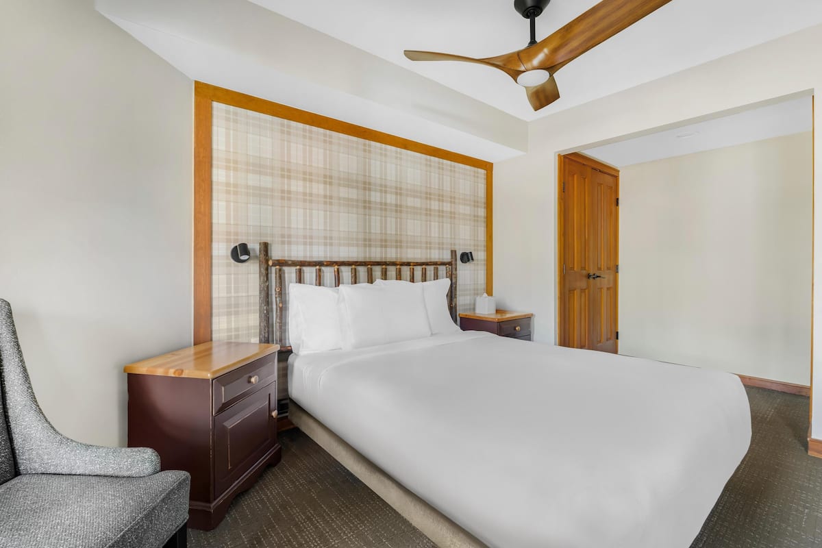 1 Bedroom 1 Queen Suite with Roll-in Shower | In-room safe, iron/ironing board, WiFi (free), bed sheets