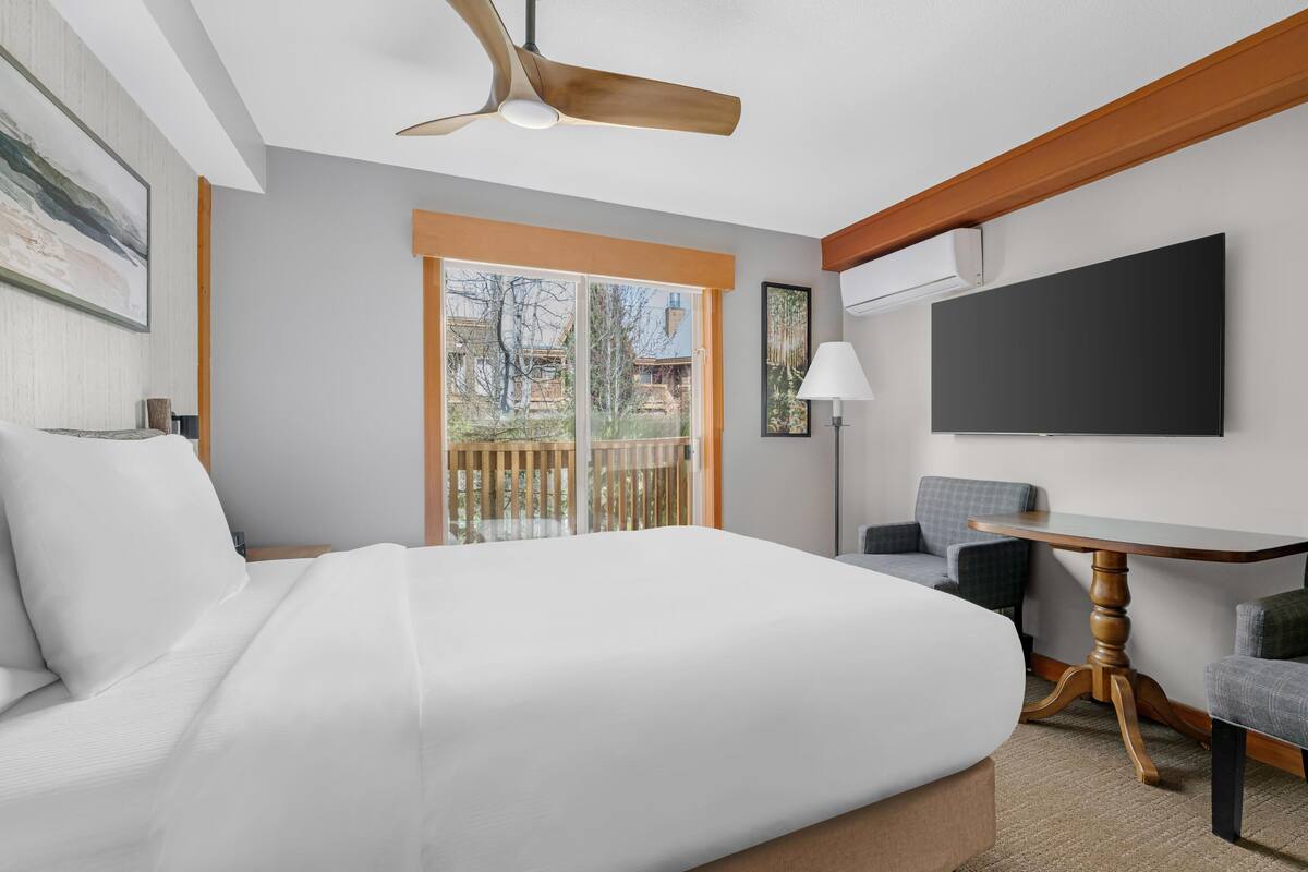 Studio 1 Queen or 2 Twins | In-room safe, iron/ironing board, WiFi (free), bed sheets