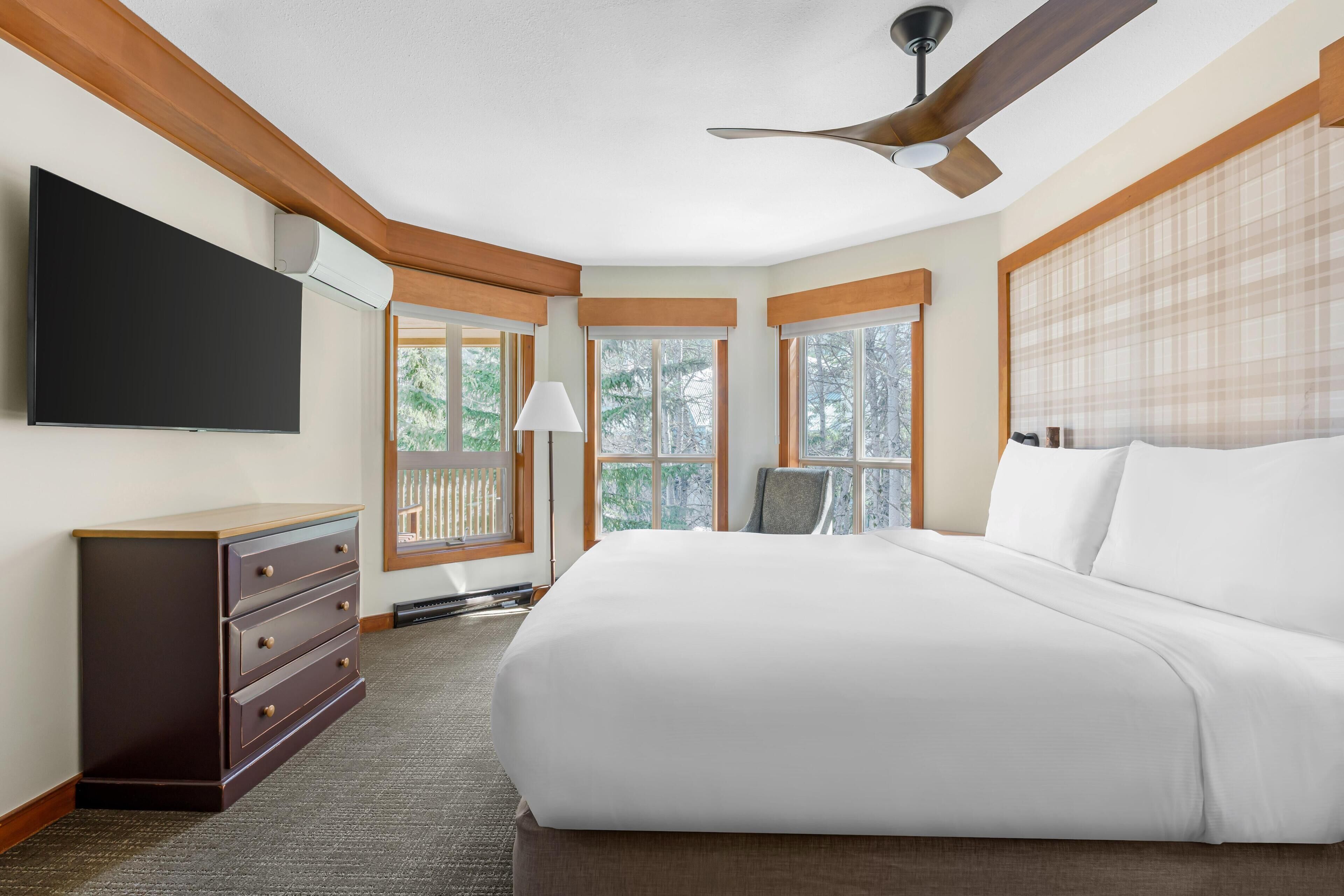 1 Bedroom 1 King Premier Suite with Sofabed | In-room safe, iron/ironing board, free WiFi, bed sheets