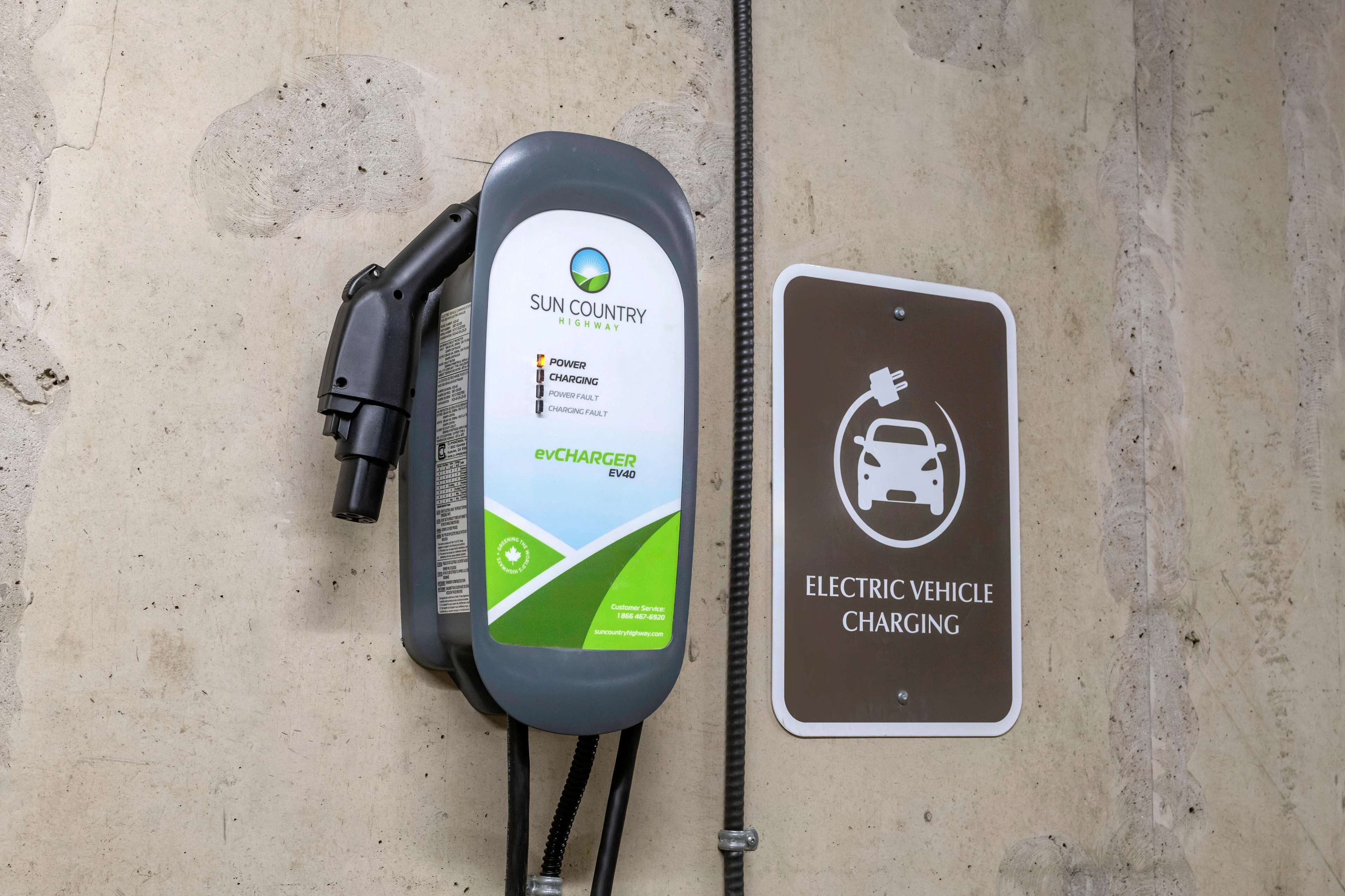 Eine Ladestation für Elektrofahrzeuge mit einem Schild, das angibt, dass sie zum Aufladen von Elektroautos dient.