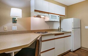 Estudio, 1 cama de matrimonio, no fumadores | Cocina privada | Frigorífico, microondas, placa de cocina y cafetera o tetera