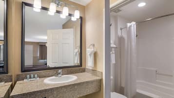 Combined shower/tub, free toiletries, hair dryer, towels