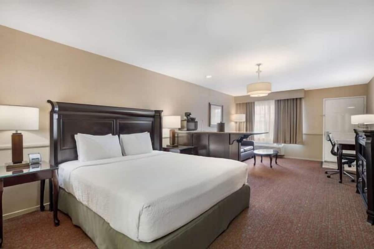 Escrivaninha, ferros/tábuas de passar roupa