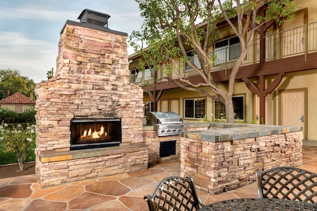 BBQ/picnic Area. Best Western Corona Hotel & Suites