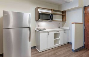 Estudio Deluxe, varias camas, no fumadores, cocina básica | Cocina privada | Frigorífico grande y microondas