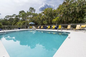 Outdoor pool, pool umbrellas, pool loungers - Fairfield Inn & Suites by Marriott Ft. Myers/Cape Coral (Fort Myers)