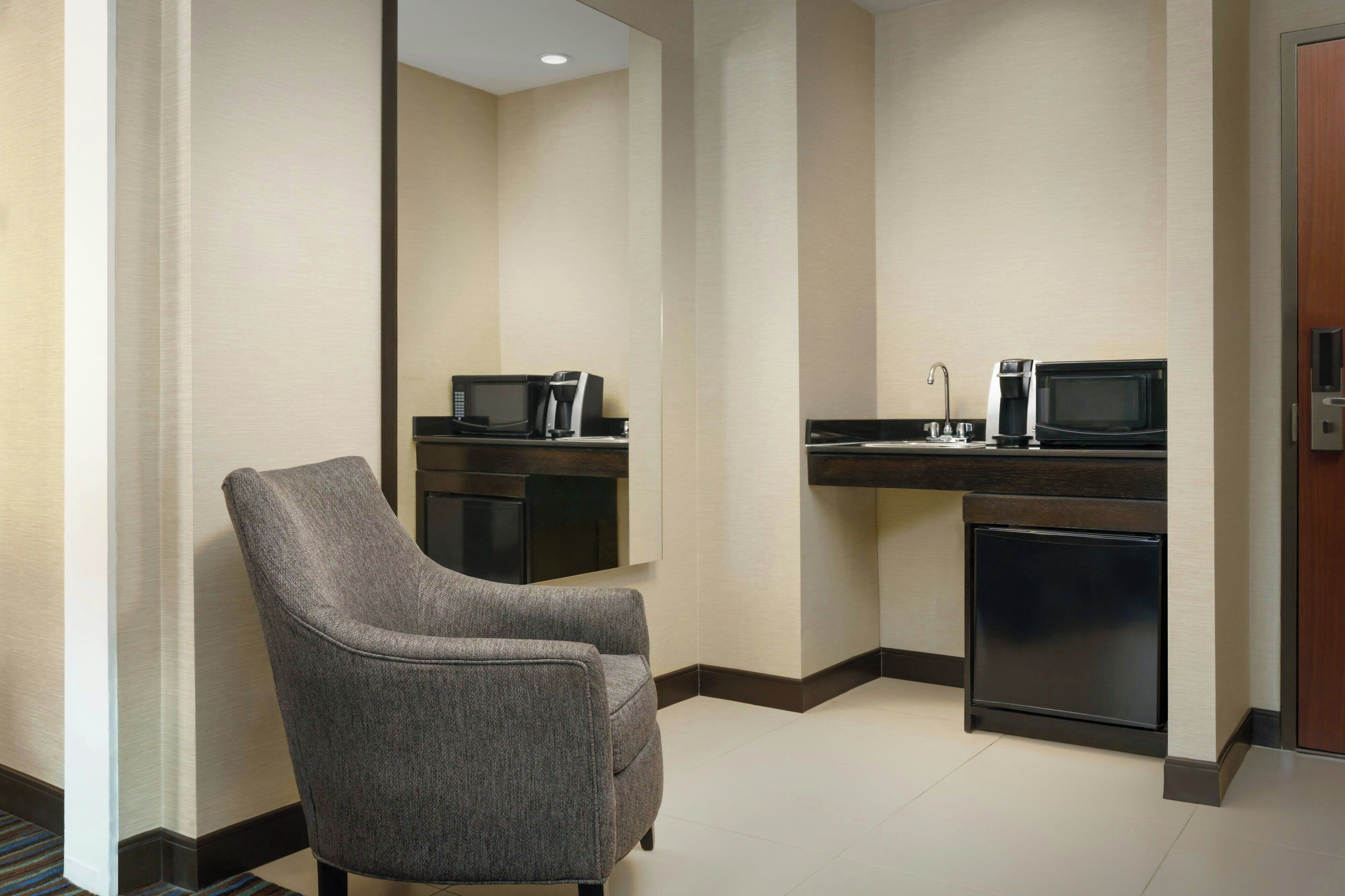 executive suite, 1 king bed, non smoking | bar (on property)