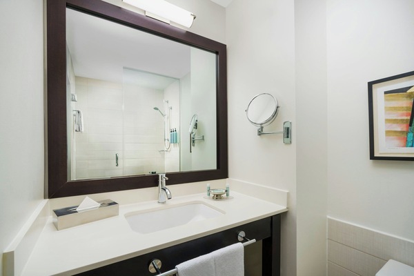 Regadera, amenidades de baño gratuitas, secadora de cabello, toallas
