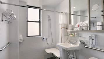 Amenidades de baño gratuitas, secadora de cabello, toallas