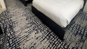 A hotel room with two beds, a bathroom, and a hallway. - Night Hotel Broadway (New York)