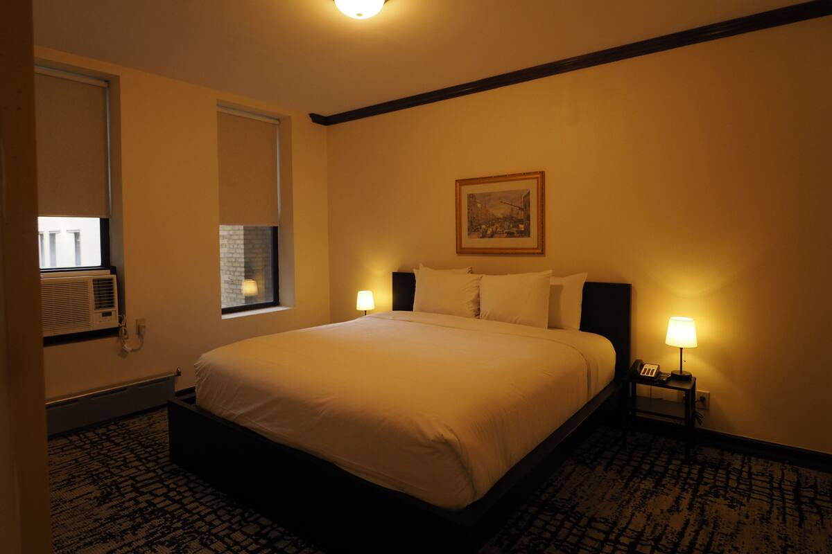 Room, 1 King Bed (Gold)